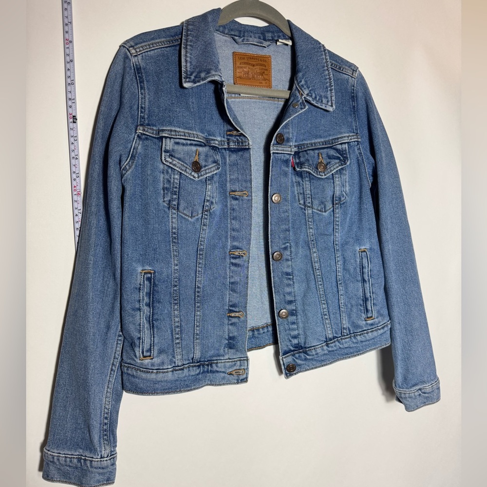 Levi’s Classic Trucker Blue Denim Jacket Medium